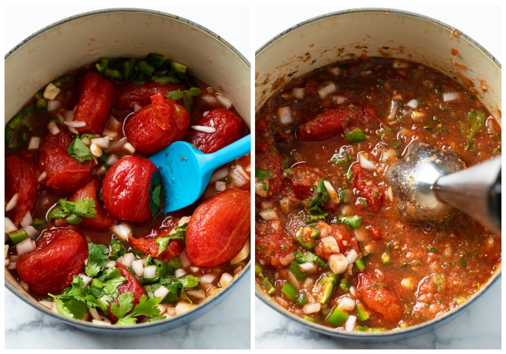 Faire de la salsa maison dans une casserole en mélangeant des tomates, des oignons, des poivrons, de la coriandre et plus encore.