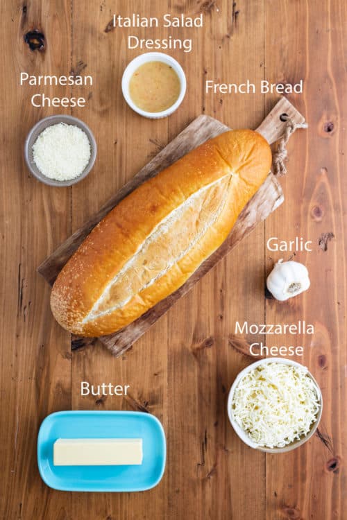 Une vue aérienne des ingrédients nécessaires pour faire du pain à l'ail avec du fromage.