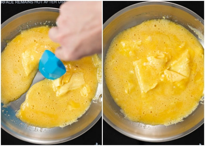 Une spatule traînant des œufs brouillés moelleux au milieu d'une casserole pendant qu'ils cuisent.