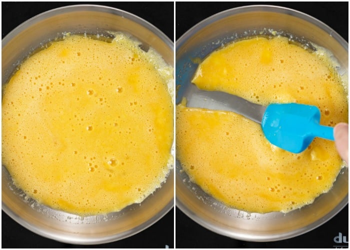 ufs battus dans une casserole avec une spatule pour faire des œufs brouillés moelleux.